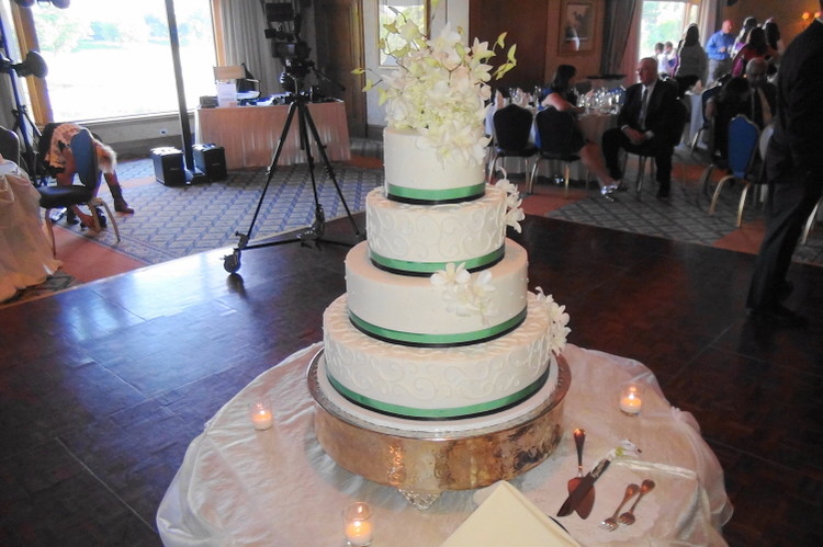 Boulder Ridge Country Club Wedding Cake