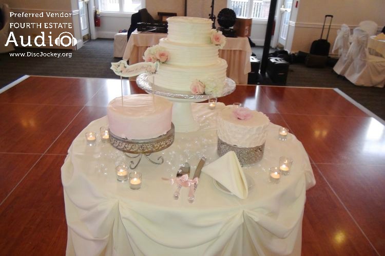 Ruffled Feathers Golf Club Wedding Cake