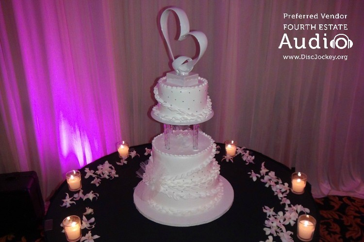 Embassy Suites O'Hare Wedding Cake
