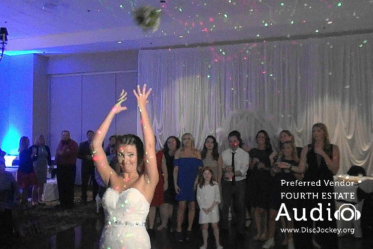 tuscany-falls-bouquet-toss
